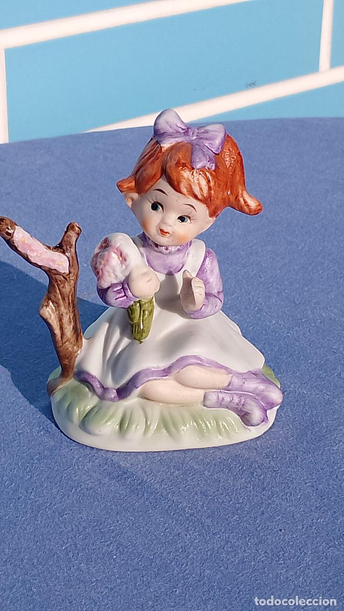 Antig&uuml;edades: Antigua figura decorativa de cer&aacute;mica Ni&ntilde;a con ramo de flores