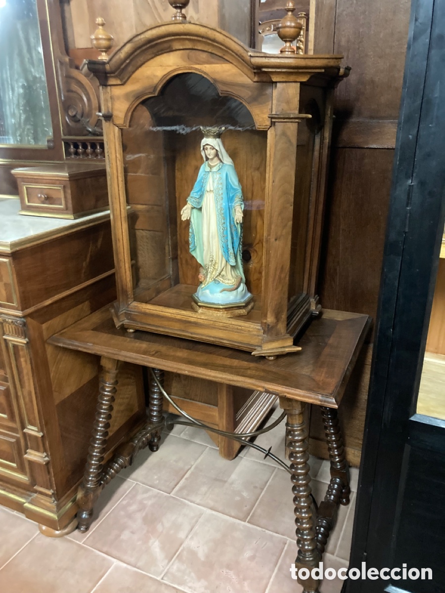 Antig&uuml;edades: Antigua mesa con vitrina - Foto 1