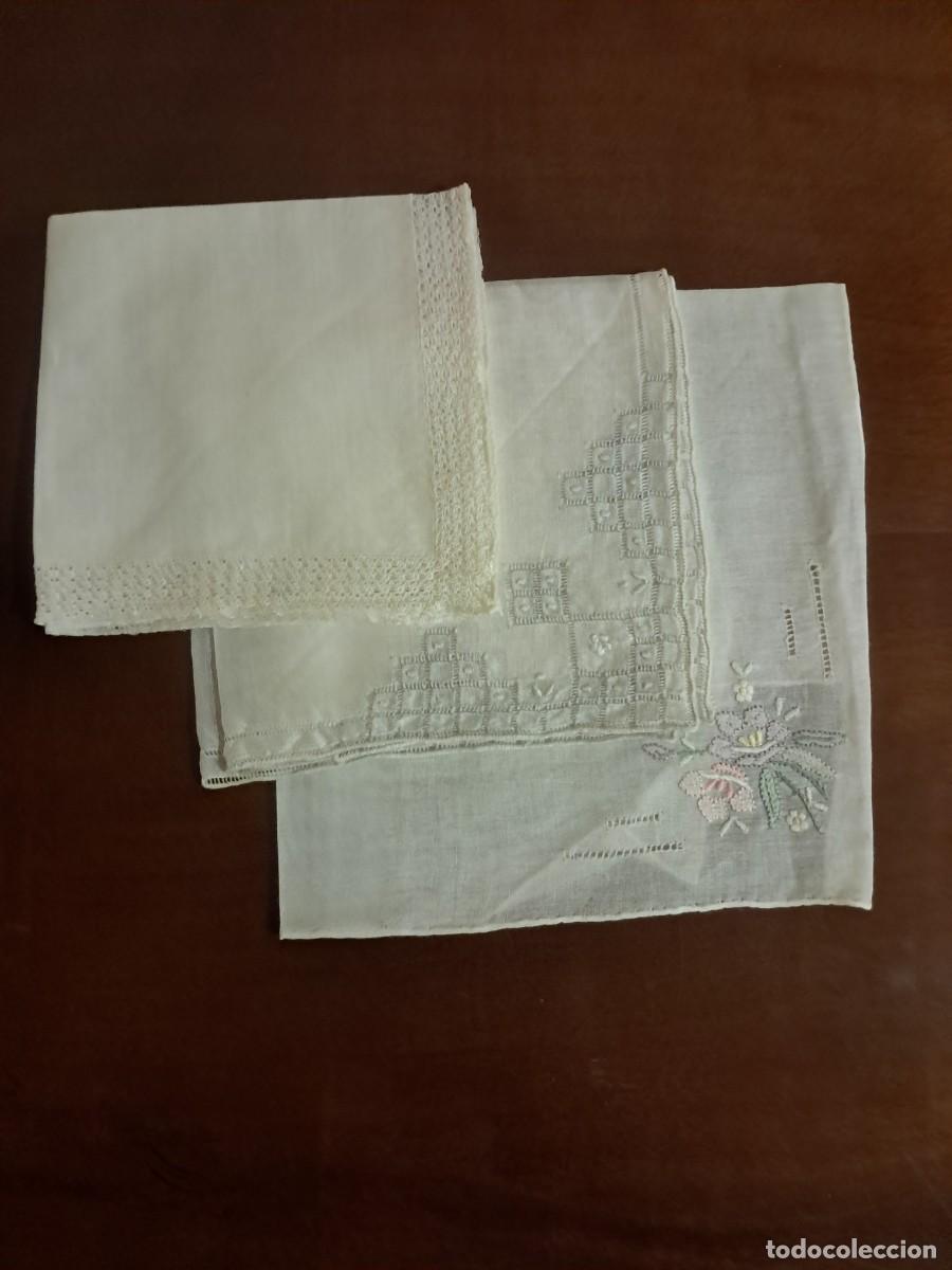 Antig&uuml;edades: 3 pa&ntilde;uelos blancos antiguos - Foto 1