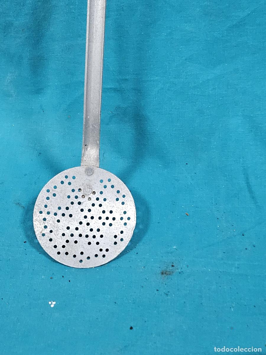 Antig&uuml;edades: espumadera de aluminio rustica - Foto 2