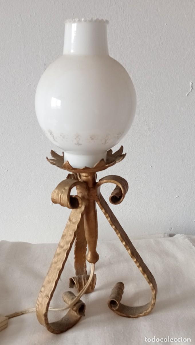 Antig&uuml;edades: LAMPARA DE HIERRO CON TULIPA DE OPALINA, DE MESA - Foto 2