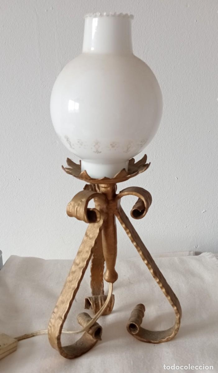 Antig&uuml;edades: LAMPARA DE HIERRO CON TULIPA DE OPALINA, DE MESA - Foto 5