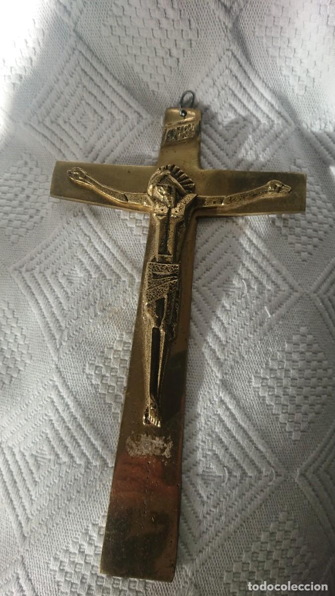 Antig&uuml;edades: Antiguo crucifijo de lat&oacute;n - Foto 3