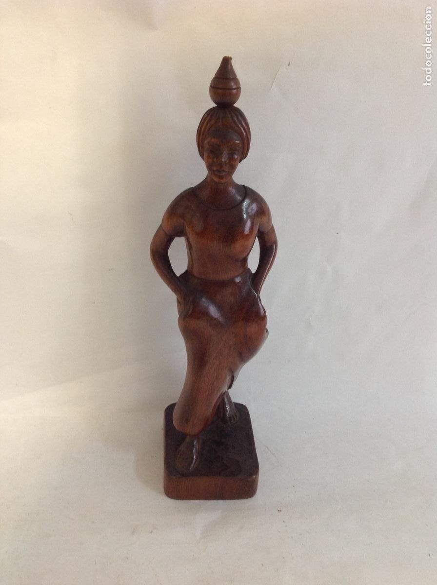 Antig&uuml;edades: Figura de mujer en madera tallada - Foto 1