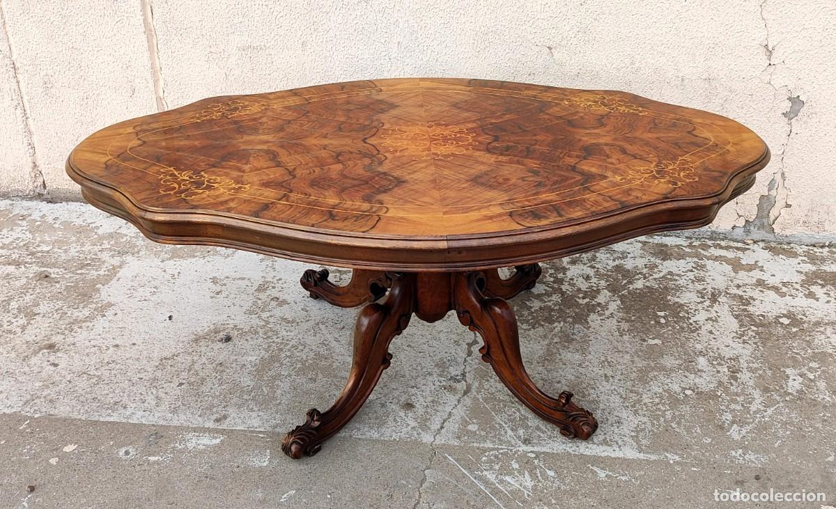 Antig&uuml;edades: Mesa de centro en madera tallada y marqueteria de raiz - Foto 1