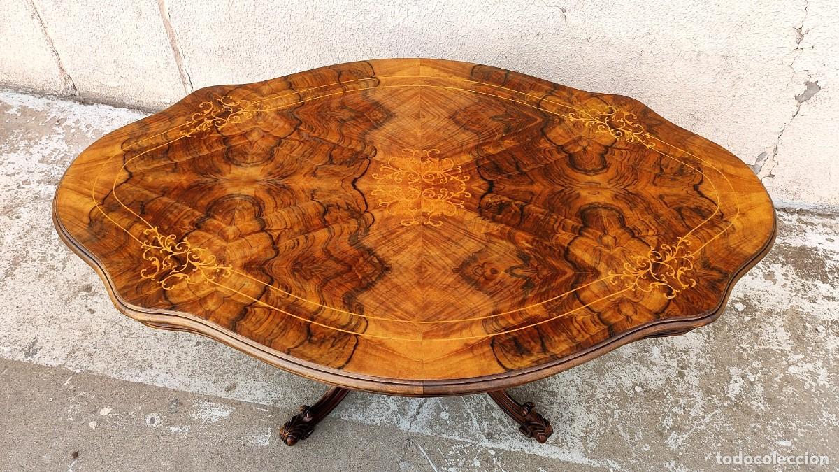 Antig&uuml;edades: Mesa de centro en madera tallada y marqueteria de raiz - Foto 2