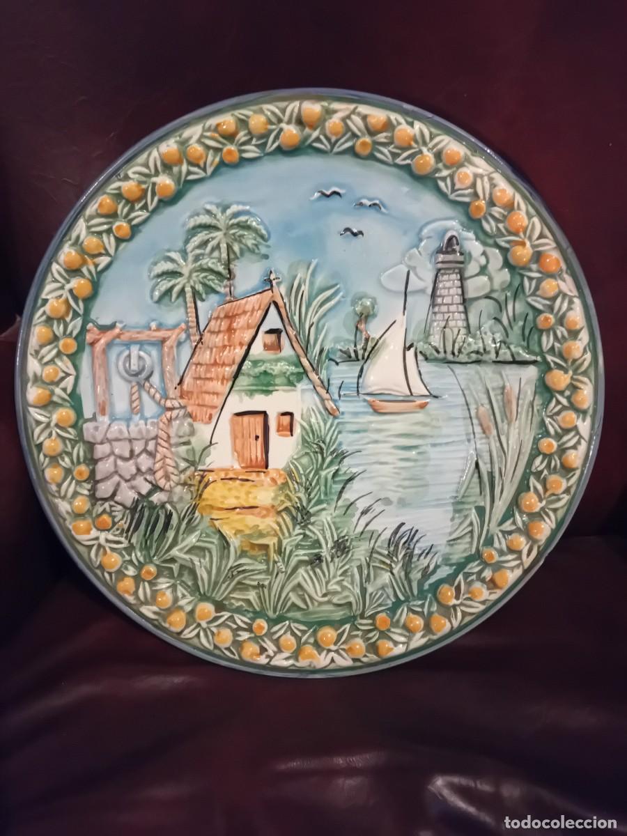 Antig&uuml;edades: Plato en relieve valenciano d&eacute;cada de los 60/70. - Foto 1