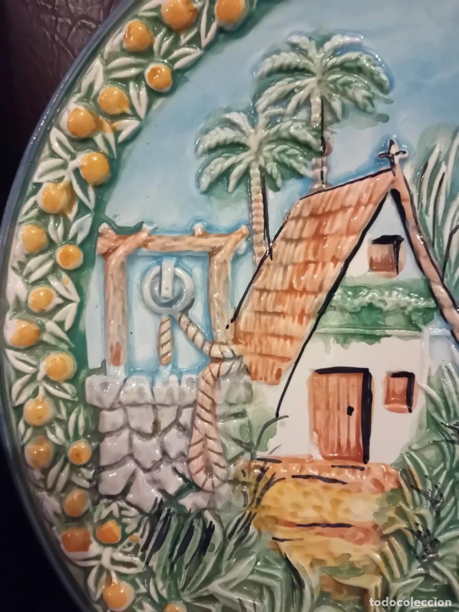 Antig&uuml;edades: Plato en relieve valenciano d&eacute;cada de los 60/70. - Foto 2