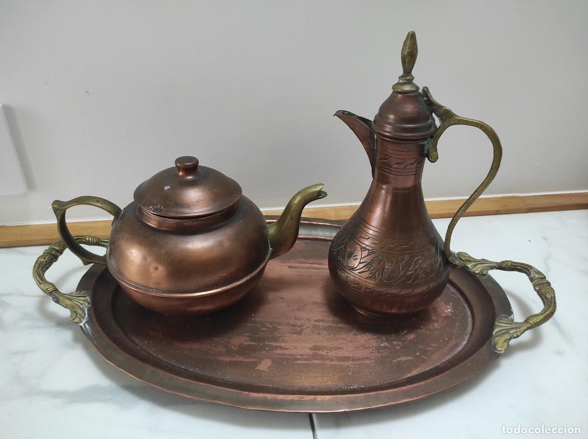 Antig&uuml;edades: Bandeja con teteras antiguas - Foto 1
