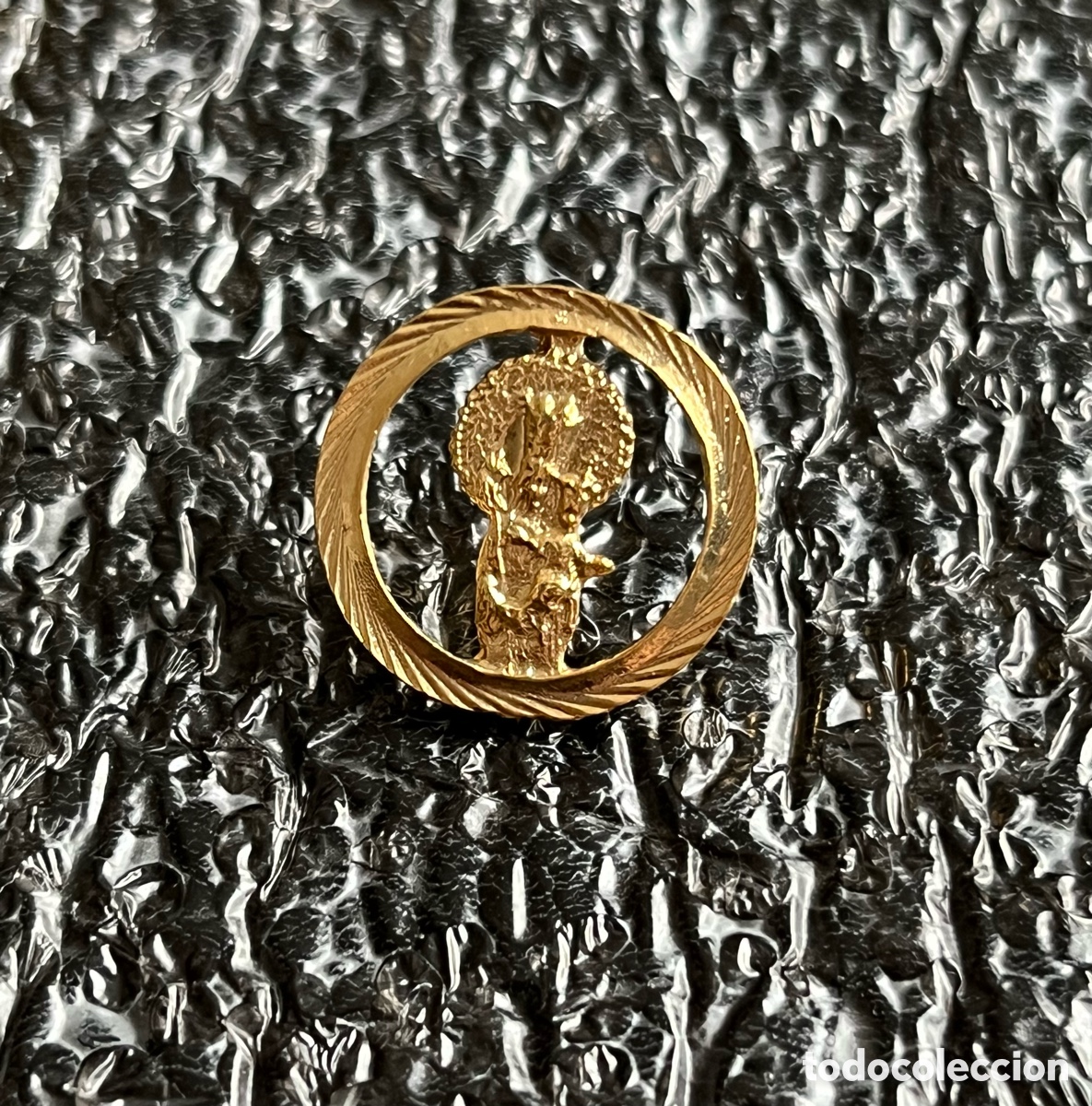 Antig&uuml;edades: Pin ba&ntilde;ado en oro de la virgen - Foto 2