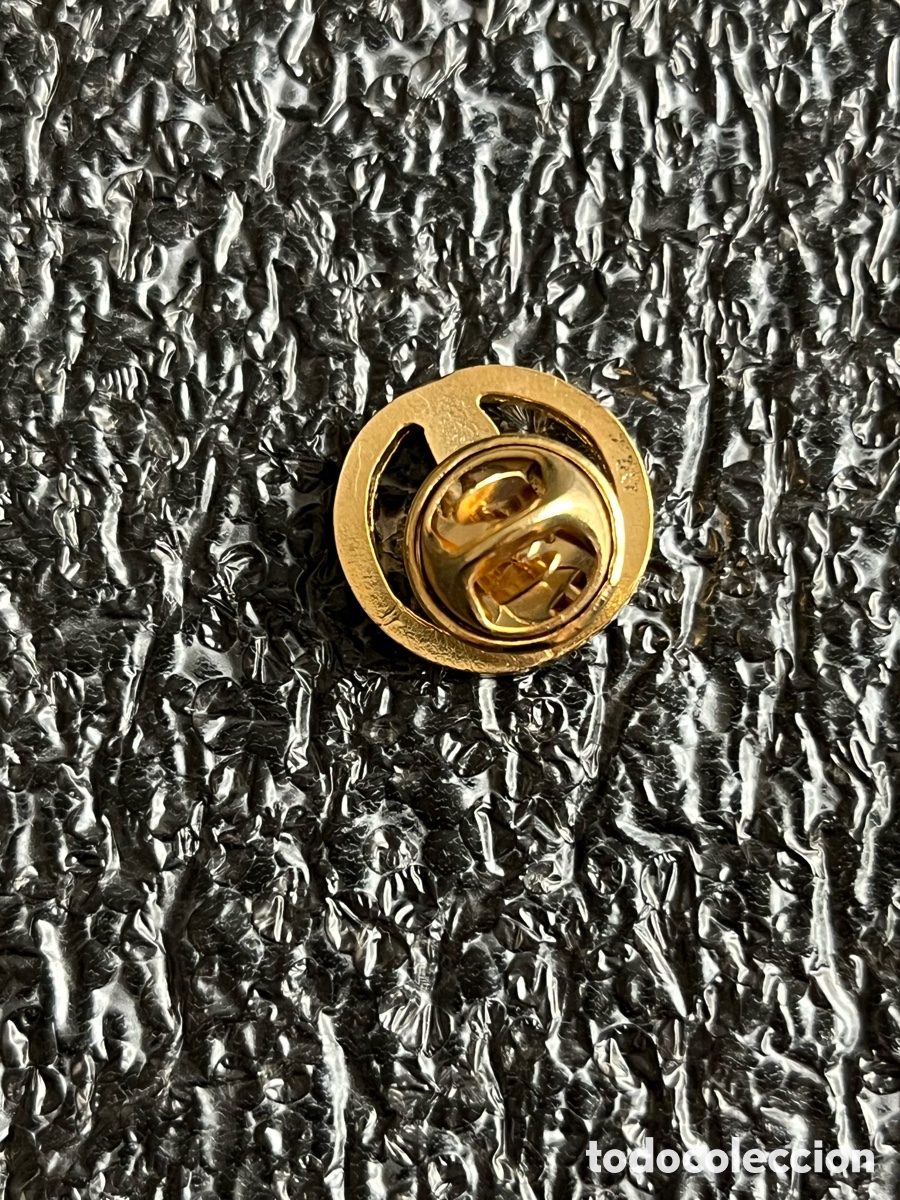 Antig&uuml;edades: Pin ba&ntilde;ado en oro de la virgen - Foto 3