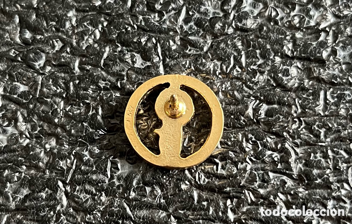 Antig&uuml;edades: Pin ba&ntilde;ado en oro de la virgen - Foto 4