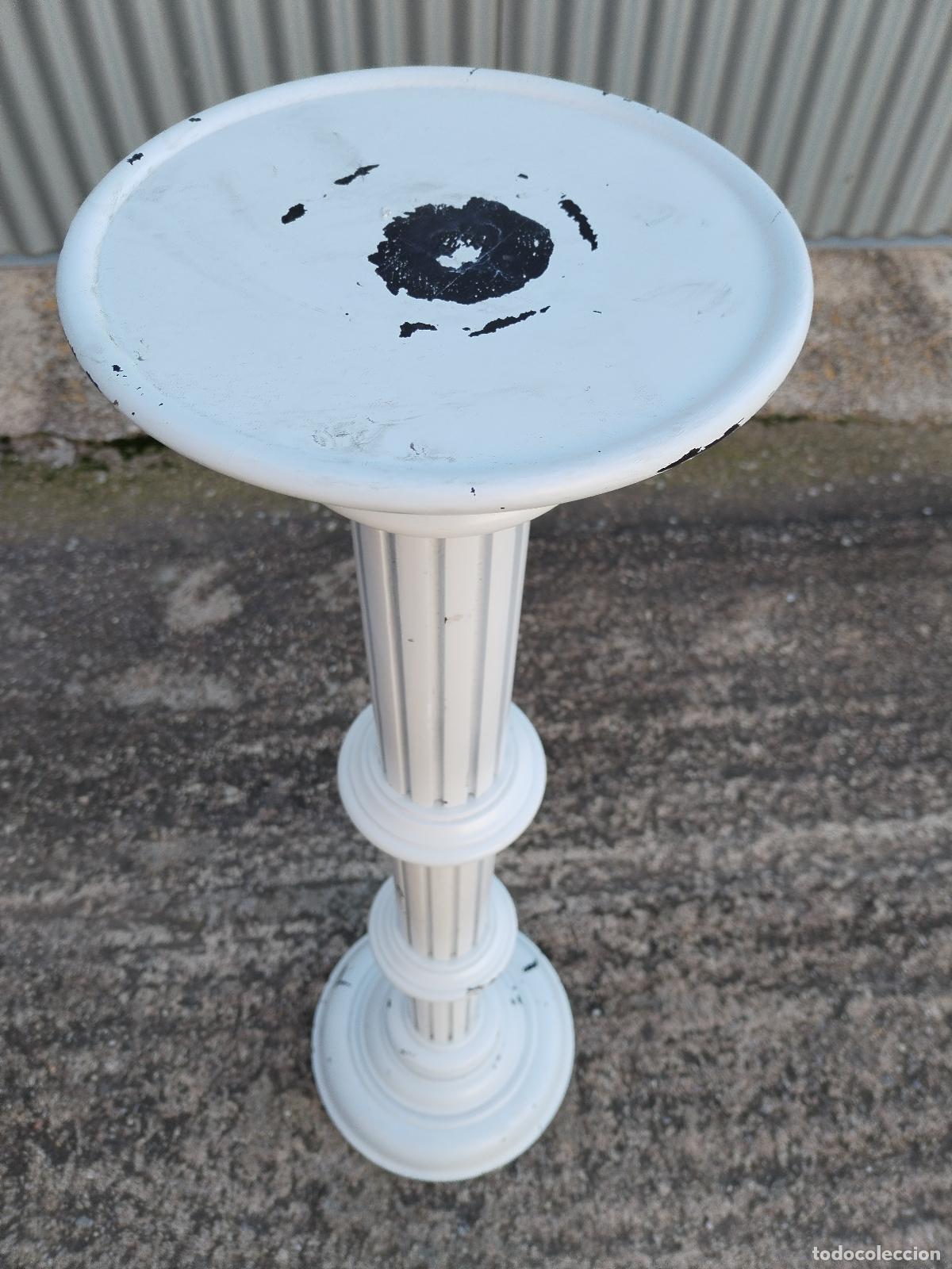 Antig&uuml;edades: columna peana de madera repintada - Foto 2