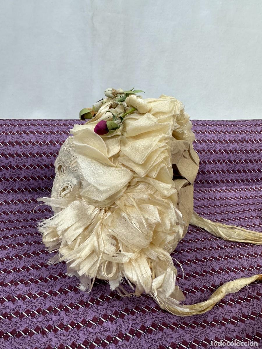 Antig&uuml;edades: Antiguo gorro de seda y flores - Foto 1