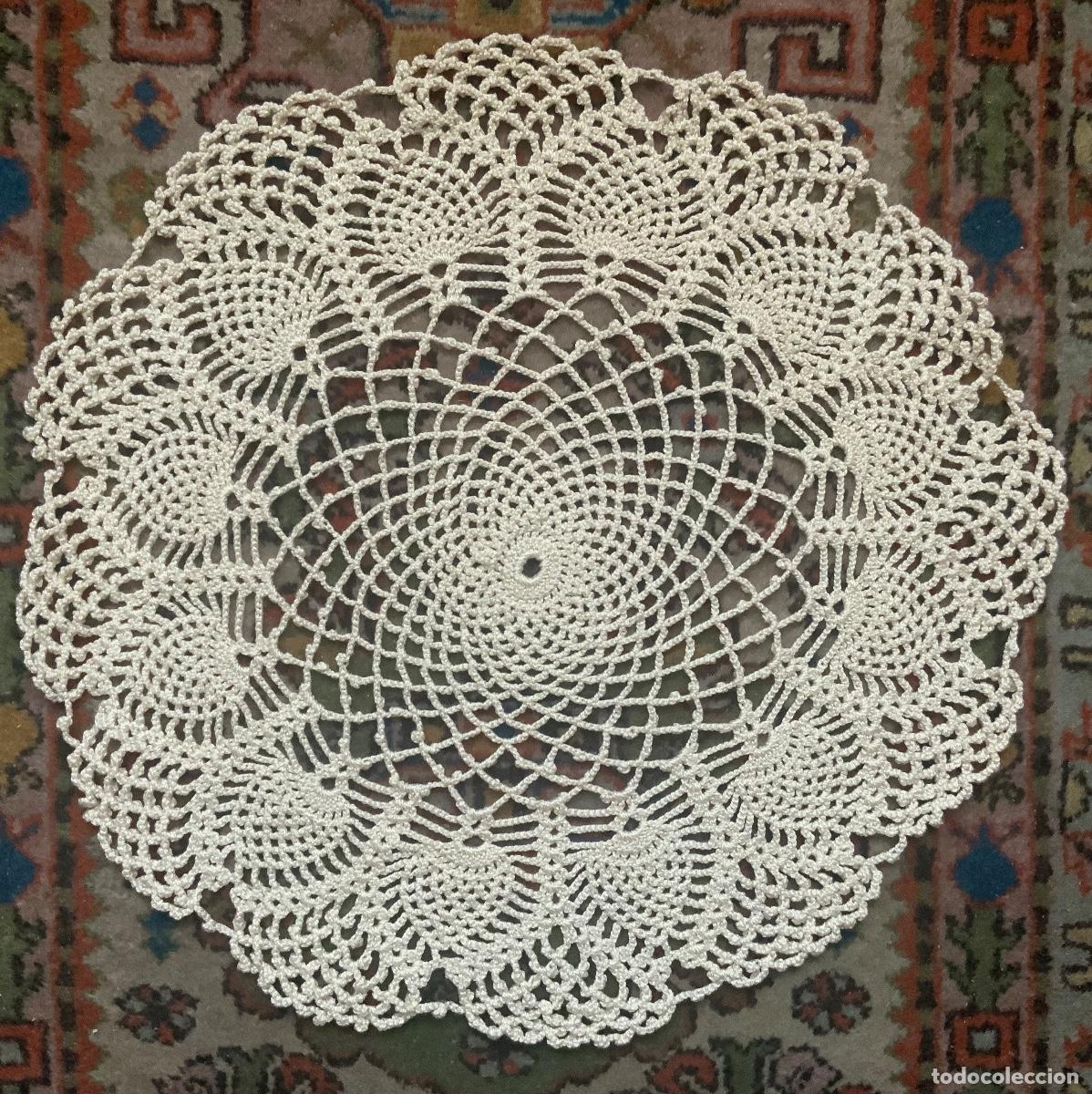 Antig&uuml;edades: ANTIGUO TAPETE DE GANCHILLO 44 cm - Foto 1