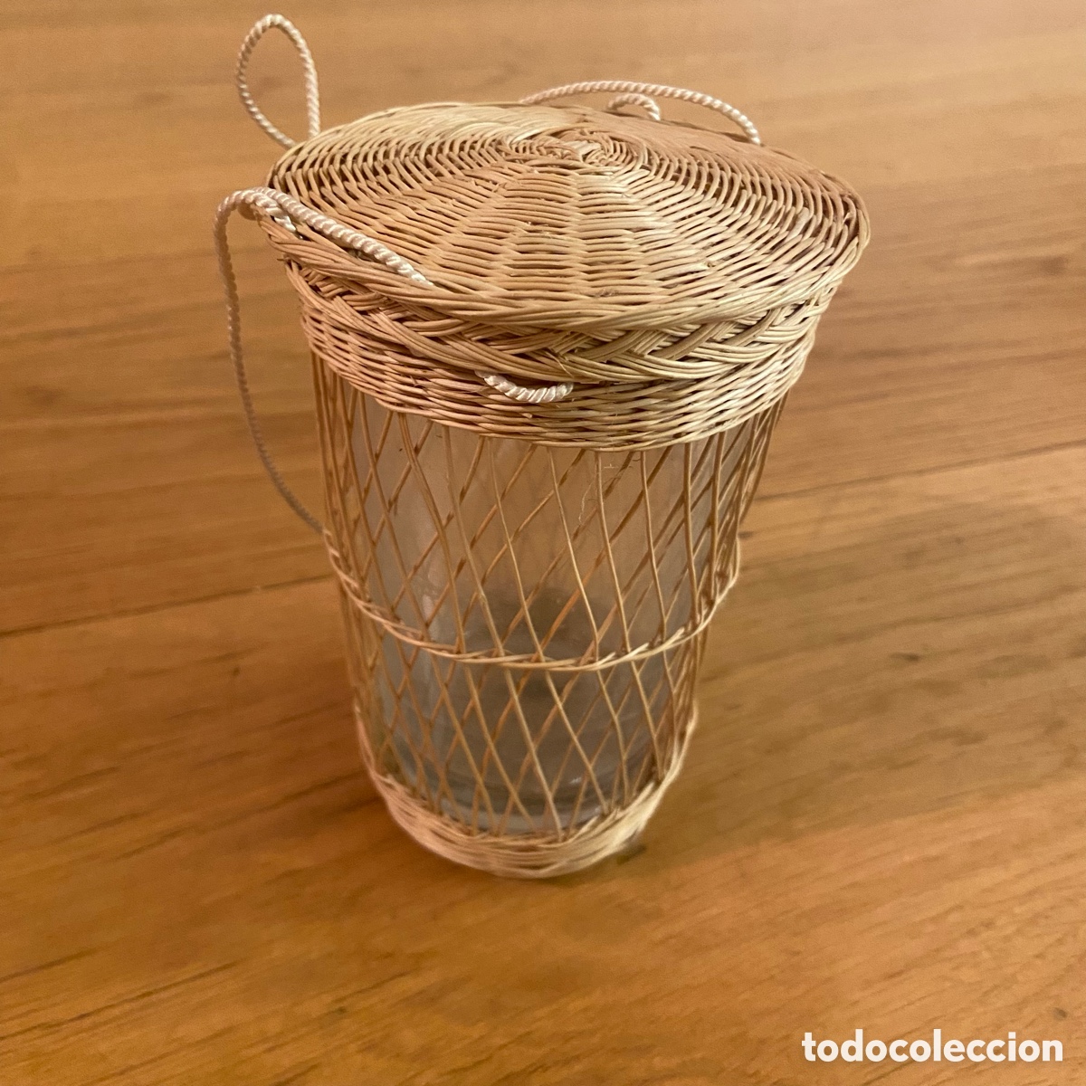 Antig&uuml;edades: Cesta protectora de mimbre con vaso de crisral - Foto 2