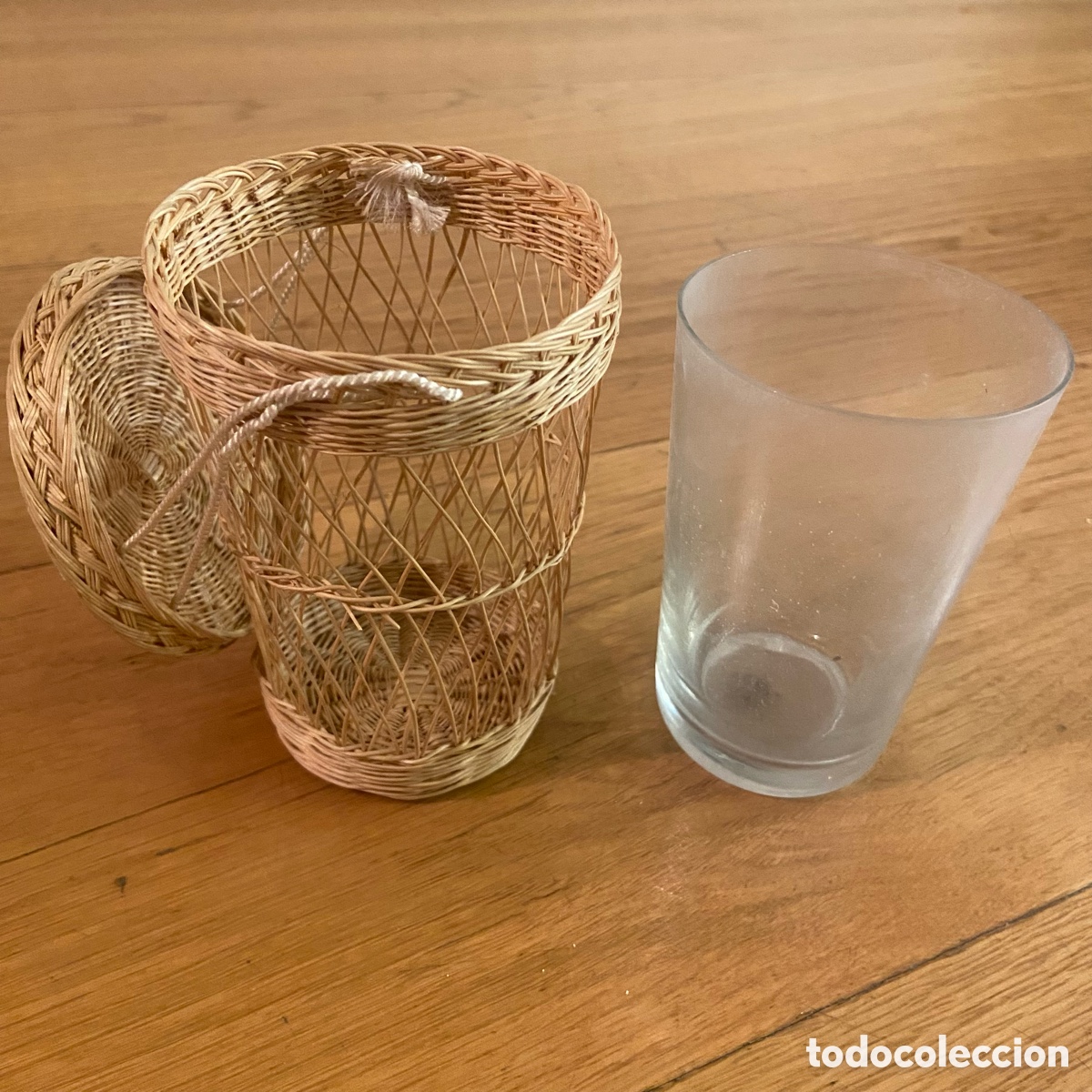 Antig&uuml;edades: Cesta protectora de mimbre con vaso de crisral - Foto 1