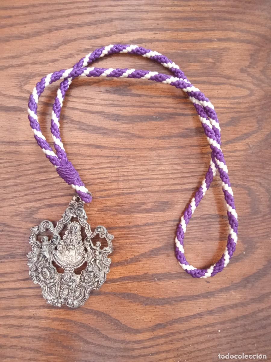 Antig&uuml;edades: Medalla antigua de Nuestra Se&ntilde;ora del Roc&iacute;o con cord&oacute;n - Foto 1