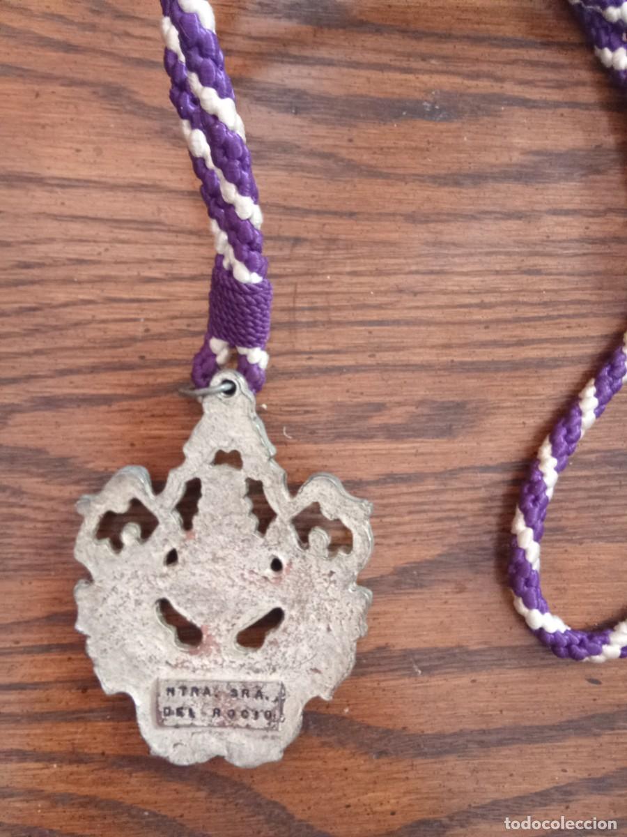 Antig&uuml;edades: Medalla antigua de Nuestra Se&ntilde;ora del Roc&iacute;o con cord&oacute;n - Foto 2