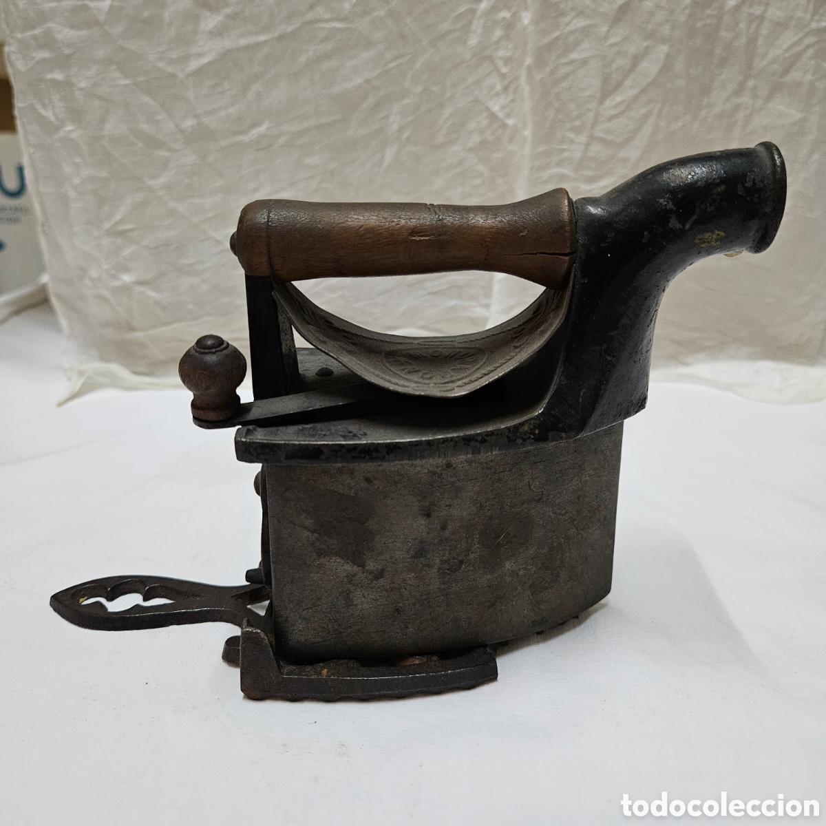 Antig&uuml;edades: Plancha de carb&oacute;n antigua con su chimenea - Foto 1