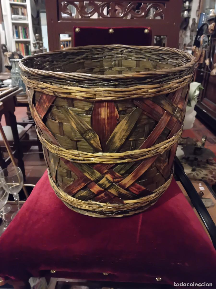 Antig&uuml;edades: Macetero de mimbre siglo XX - Foto 1