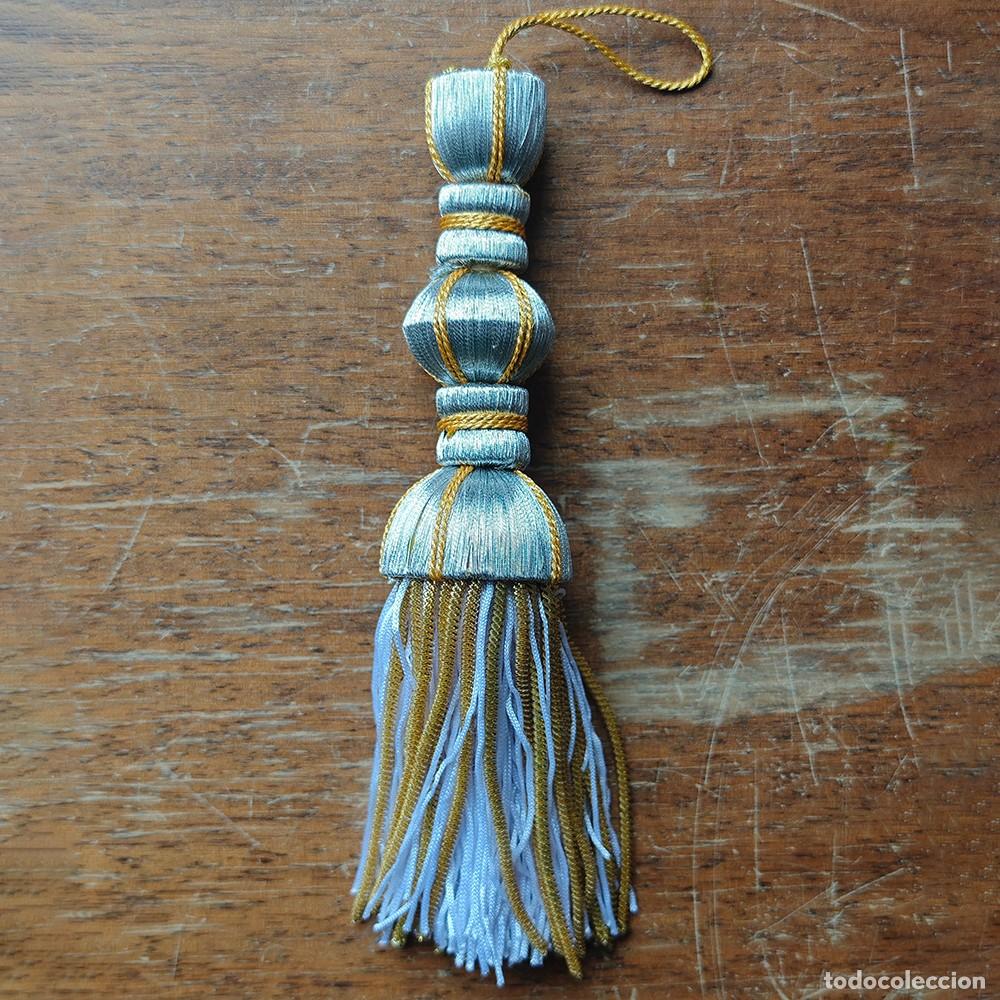 Antig&uuml;edades: Borla de seda plata ray&oacute;n con fleco de canutillo de 16cms - Foto 2