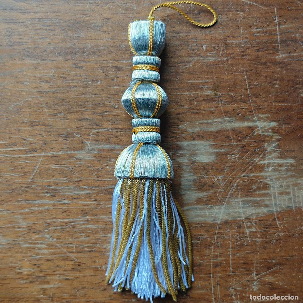 Antig&uuml;edades: Borla de seda plata ray&oacute;n con fleco de canutillo de 16cms - Foto 1