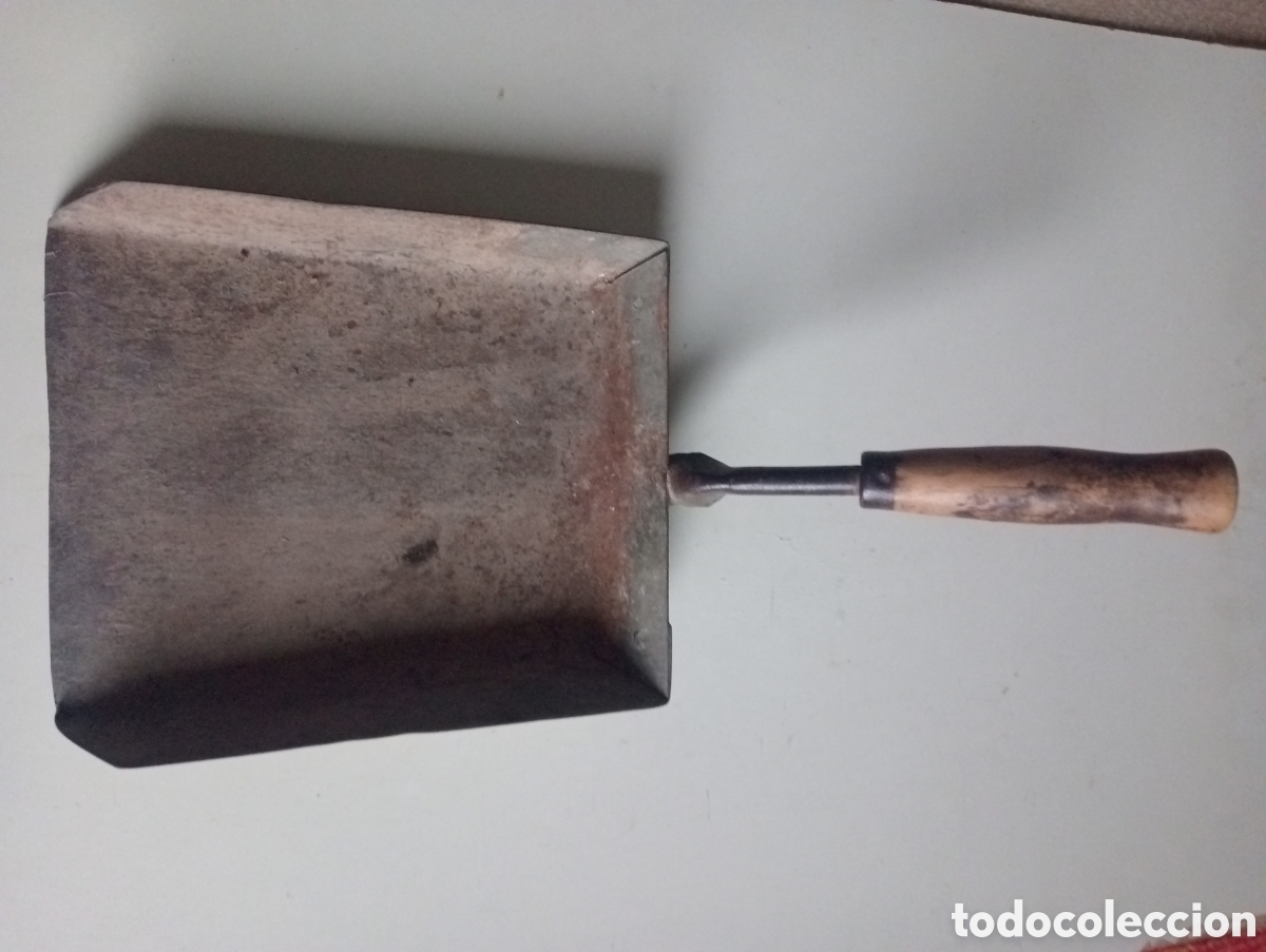 Antig&uuml;edades: Recogedor metal madera - Foto 1