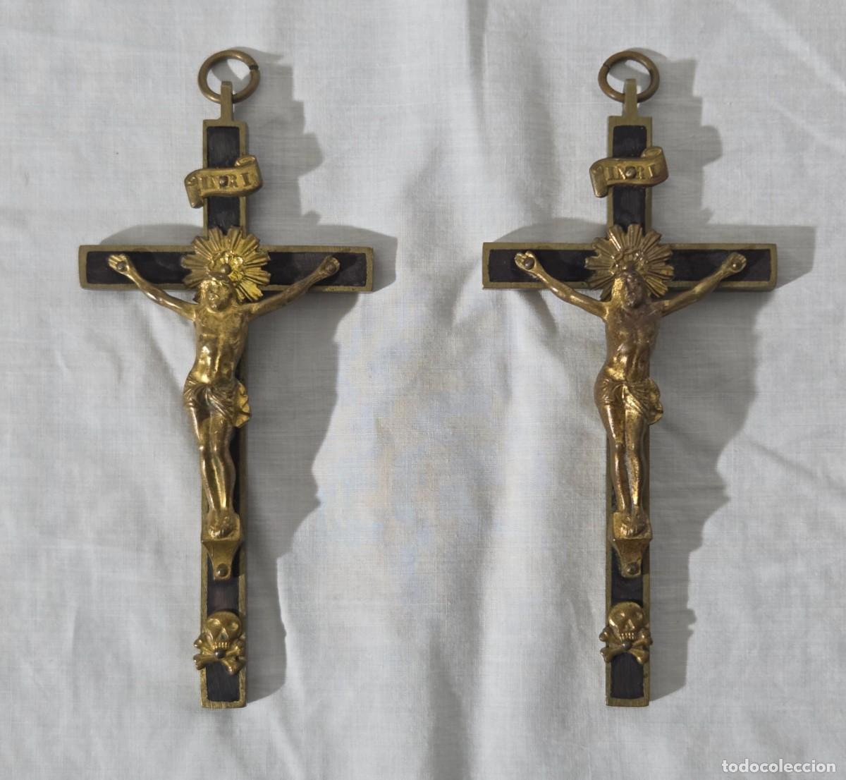 Antig&uuml;edades: Pareja de crucifijos en bronce y madera - Foto 1
