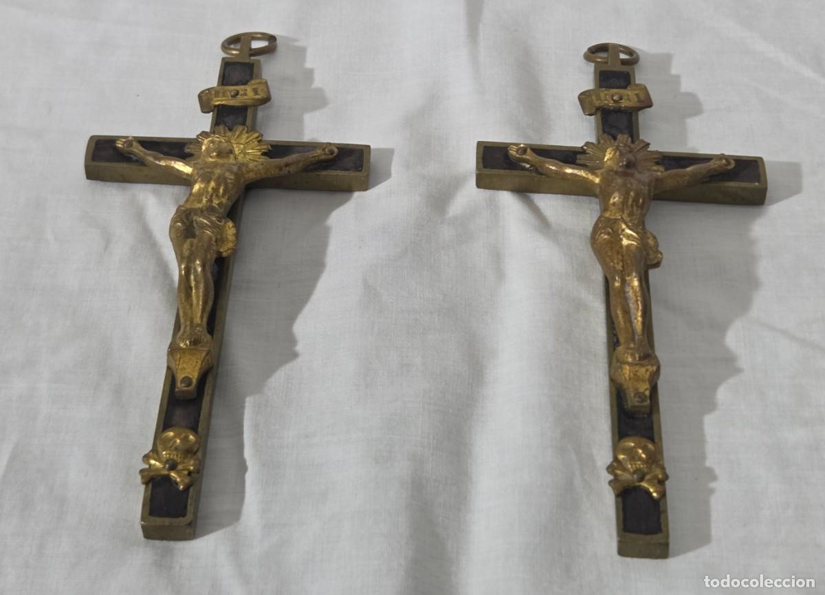 Antig&uuml;edades: Pareja de crucifijos en bronce y madera - Foto 2