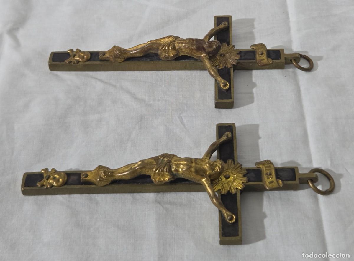 Antig&uuml;edades: Pareja de crucifijos en bronce y madera - Foto 3
