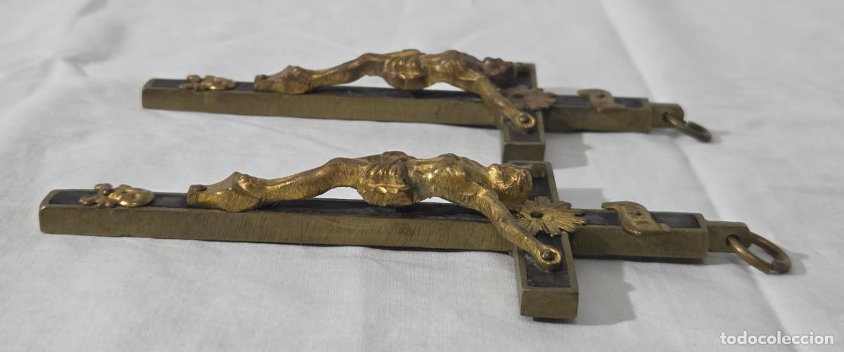 Antig&uuml;edades: Pareja de crucifijos en bronce y madera - Foto 4