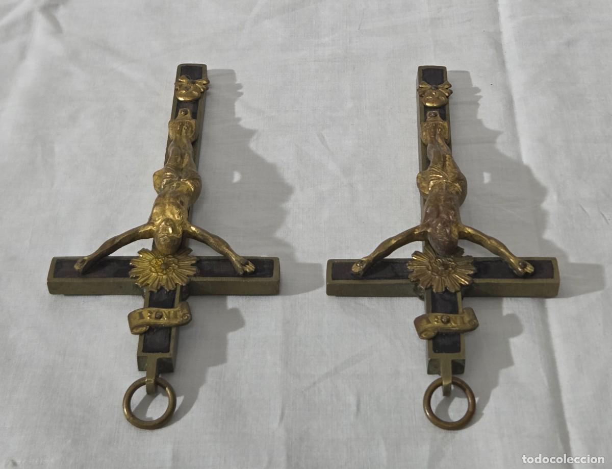 Antig&uuml;edades: Pareja de crucifijos en bronce y madera - Foto 5