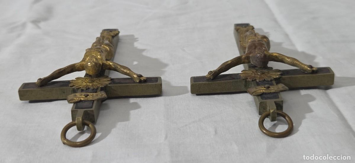 Antig&uuml;edades: Pareja de crucifijos en bronce y madera - Foto 6