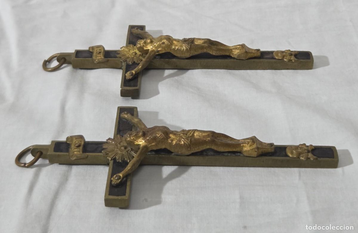 Antig&uuml;edades: Pareja de crucifijos en bronce y madera - Foto 7