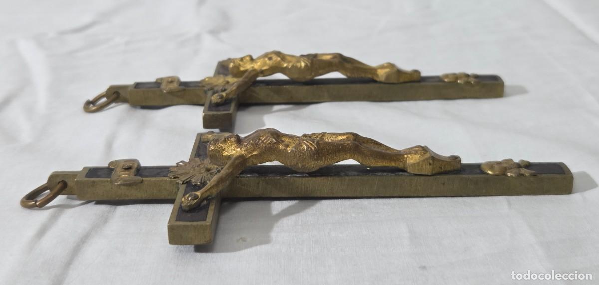 Antig&uuml;edades: Pareja de crucifijos en bronce y madera - Foto 8