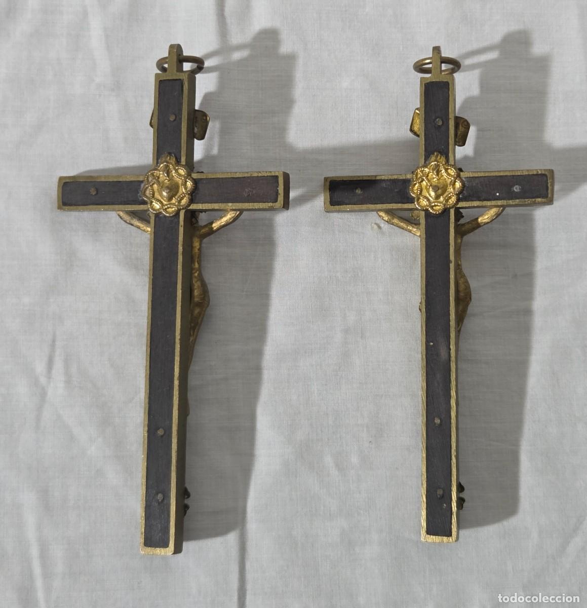 Antig&uuml;edades: Pareja de crucifijos en bronce y madera - Foto 9