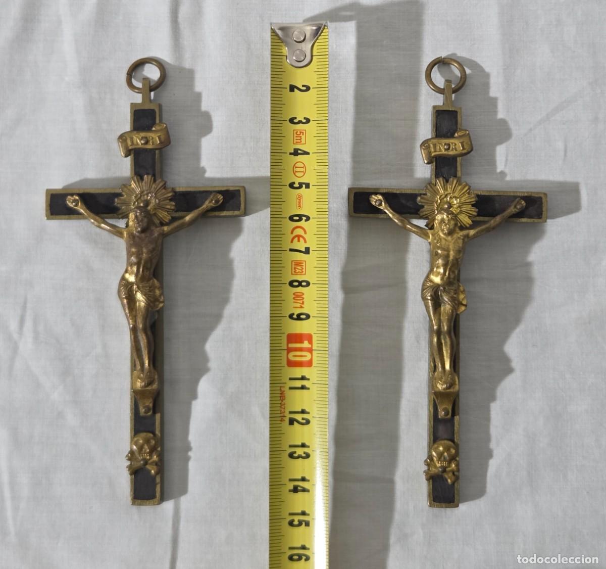 Antig&uuml;edades: Pareja de crucifijos en bronce y madera - Foto 11