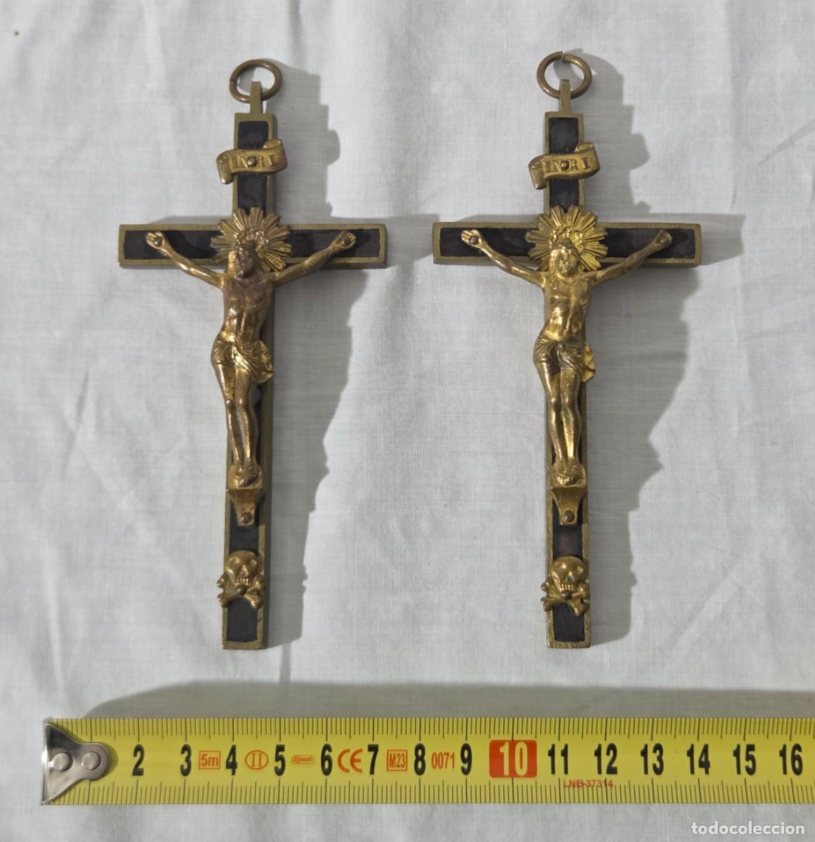 Antig&uuml;edades: Pareja de crucifijos en bronce y madera - Foto 12