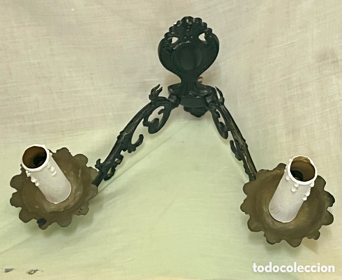 Antig&uuml;edades: APLIQUE MET&Aacute;LICO DE 2 BOMBILLAS - Foto 2