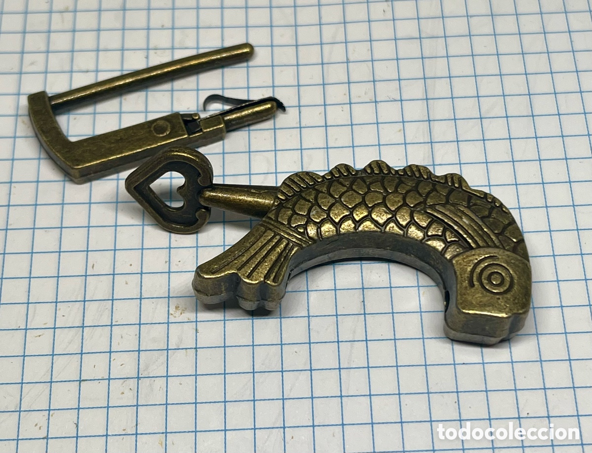 Antig&uuml;edades: CANDADO CHINO DE BRONCE FORMA DE PEZ - Foto 2