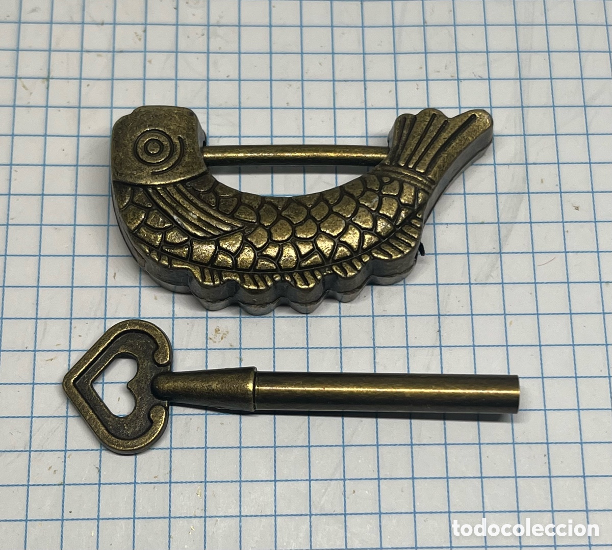 Antig&uuml;edades: CANDADO CHINO DE BRONCE FORMA DE PEZ - Foto 1