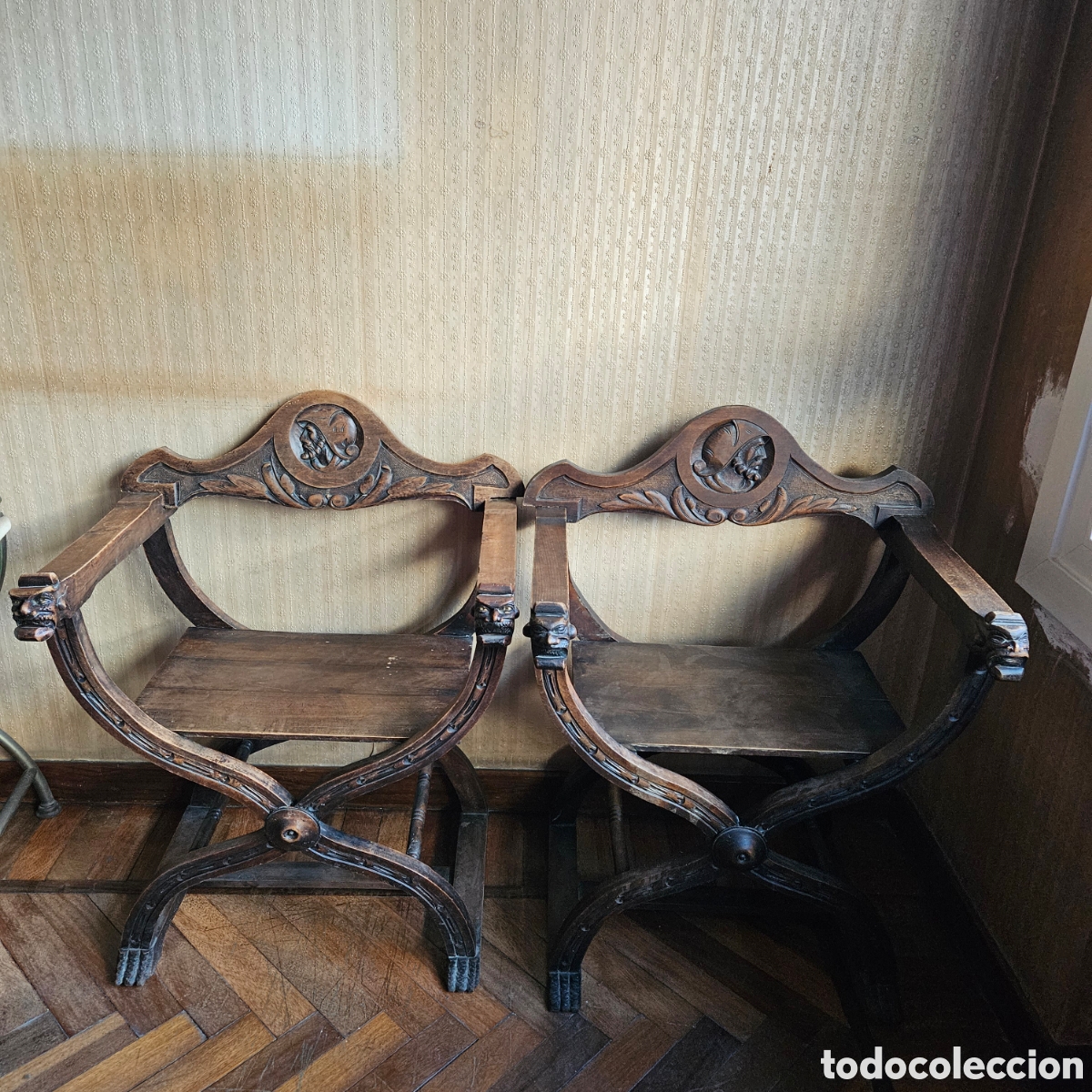 Antig&uuml;edades: Sillas jamugas de madera - dos piezas - Foto 1
