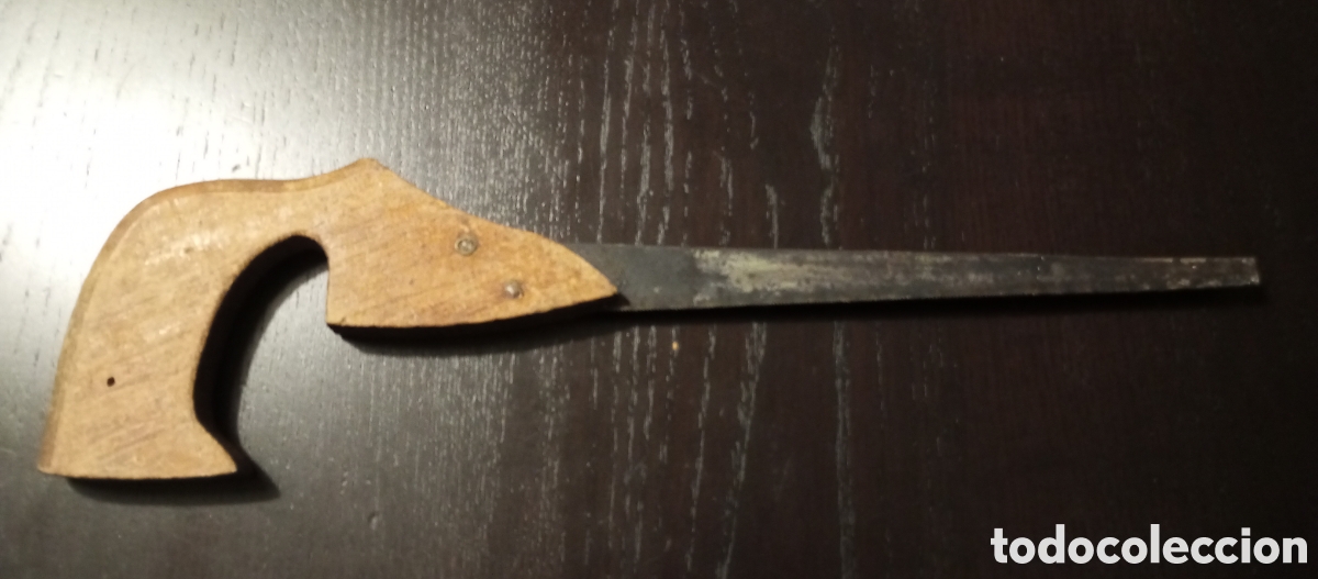 Antig&uuml;edades: Antiguo serrucho mango de madera - Foto 1