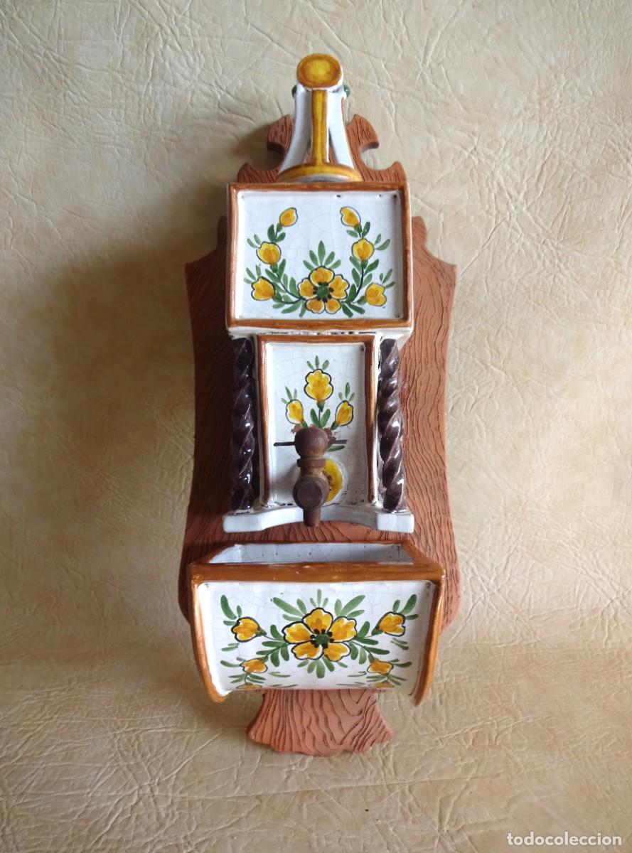 Antigüedades: fuente de pared ceramica firmada años 80 firma parte trasera