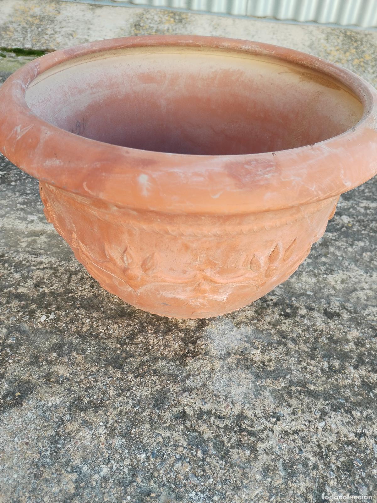 Antig&uuml;edades: macetero en terracota con relieves - Foto 2