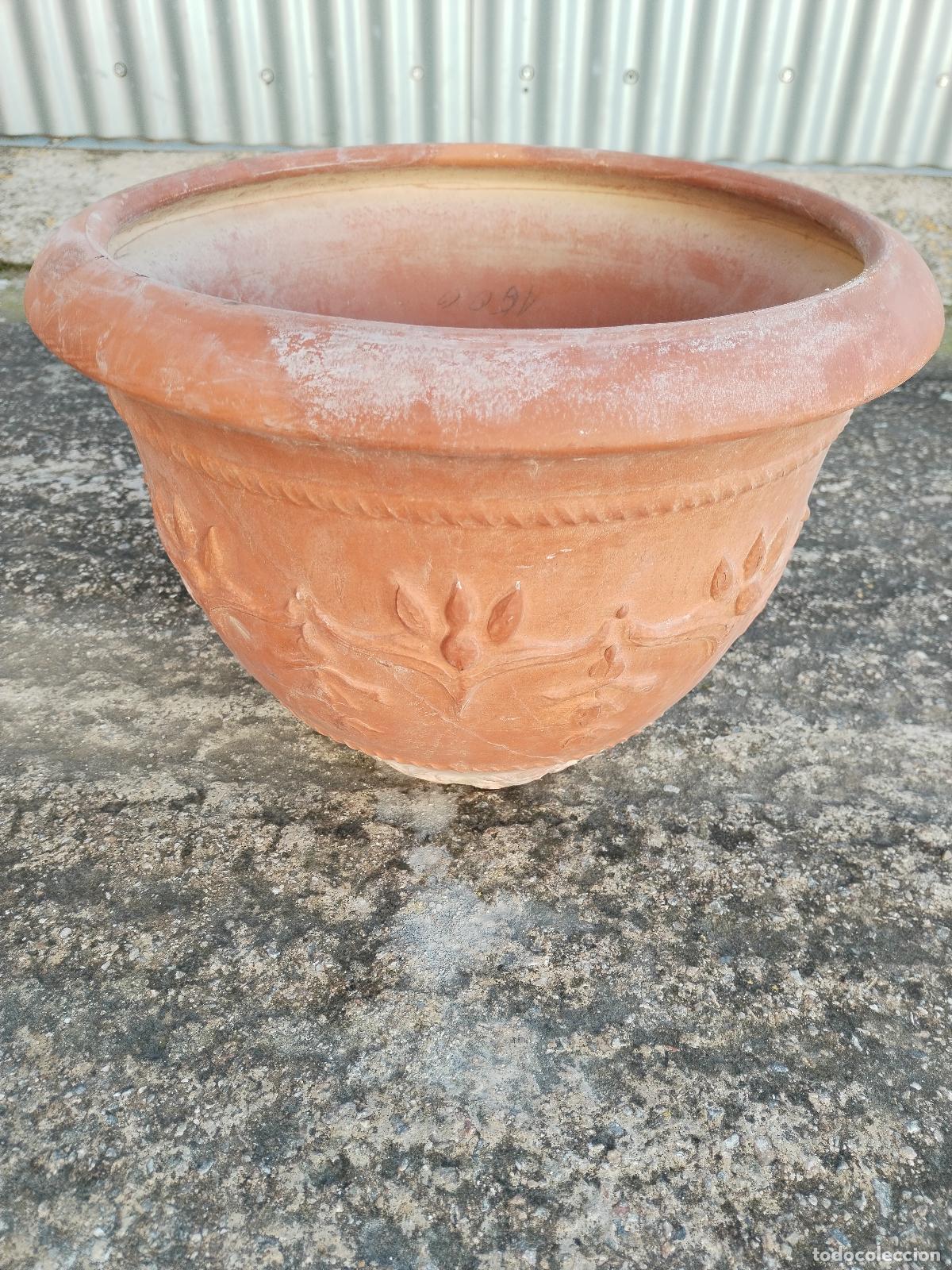 Antig&uuml;edades: macetero en terracota con relieves - Foto 3