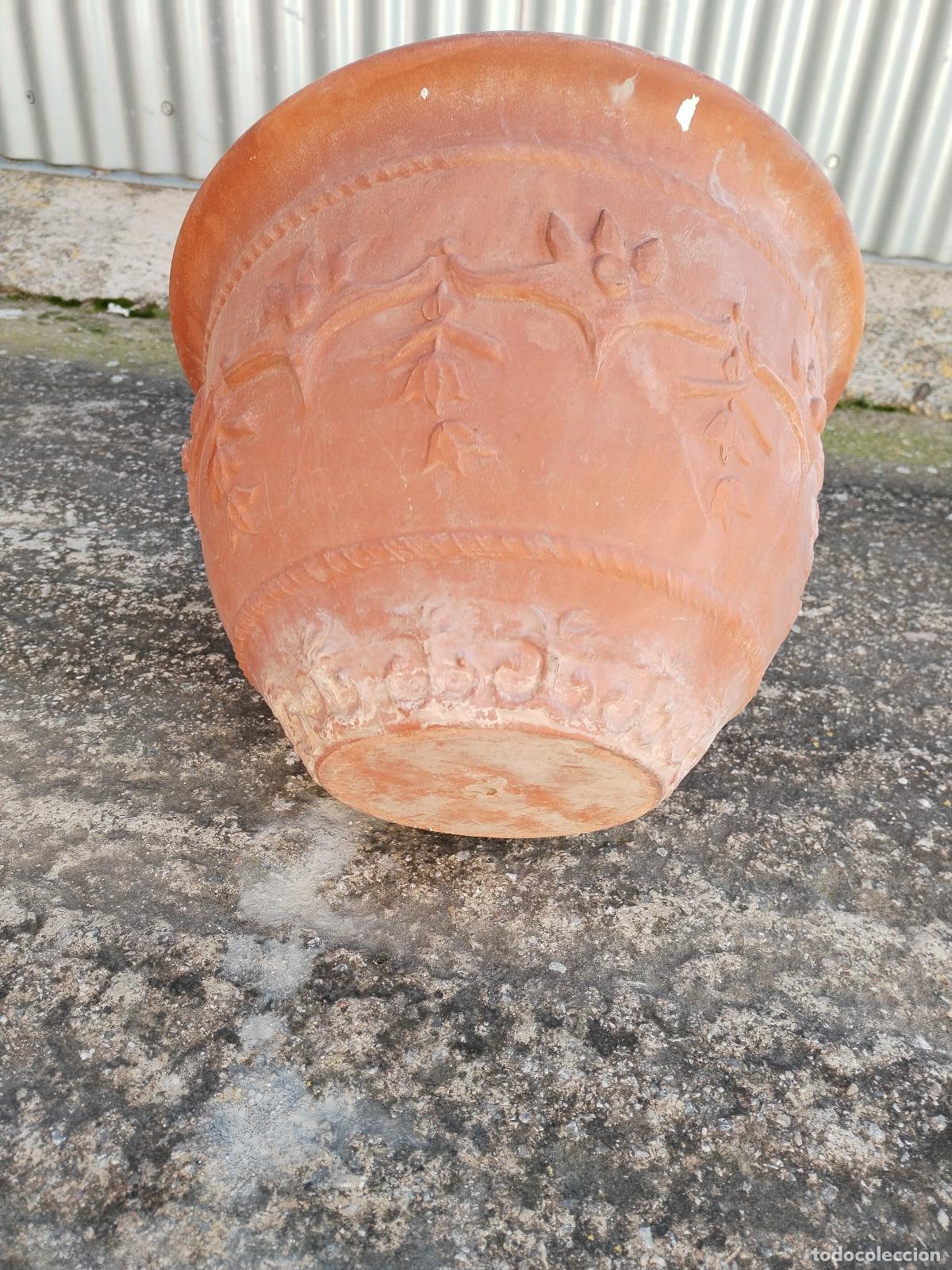 Antig&uuml;edades: macetero en terracota con relieves - Foto 5