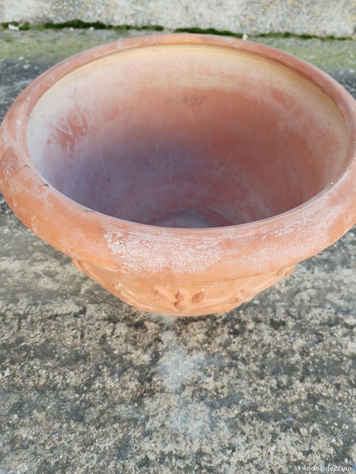 Antig&uuml;edades: macetero en terracota con relieves - Foto 6
