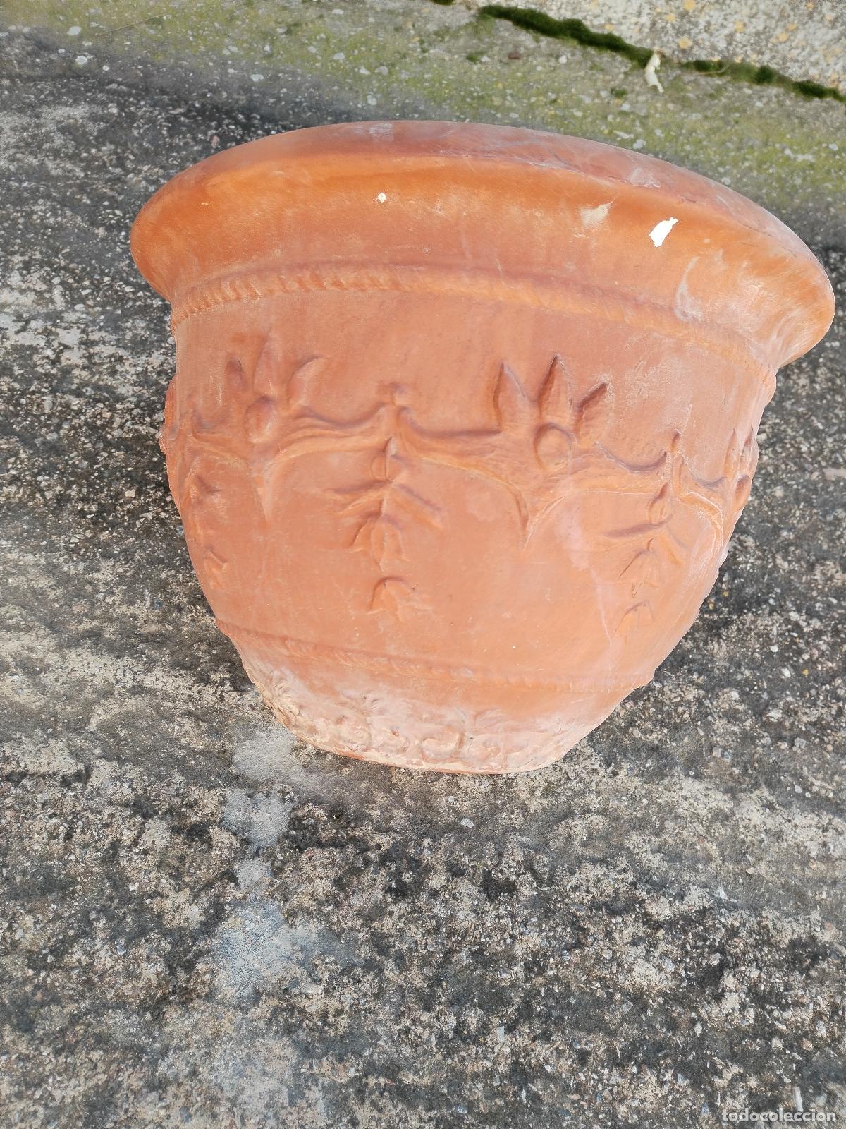Antig&uuml;edades: macetero en terracota con relieves - Foto 8